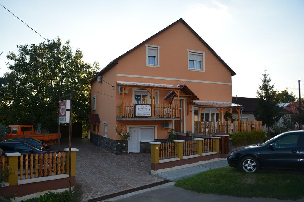 Hotel István Vendégház à Egerszalók Extérieur photo
